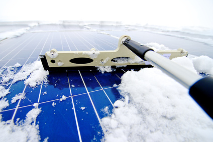 Photovoltaik Schnee abräumen - Möglichkeiten der PV Schneeräumung